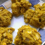 Vegane onion bhajis aus Zwiebeln, Kichererbsenmehl und Gewürzen, fettfrei im Backofen gebacken