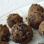Dekadenz meets gutes Gewissen: Rohkostpralinen aus Datteln, Zimt, Carob und Kakaosplittern