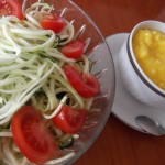 Zucchinispaghetti mit Mangochutney